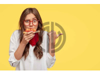 pizza yiyen kiz kampanya banner isaret fotograf