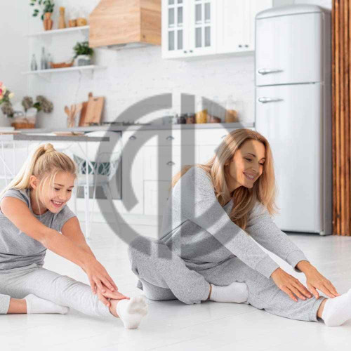 yoga yapan anne kiz ev salon instagram post
