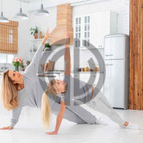 evde spor yapan anne kiz yoga instagram post