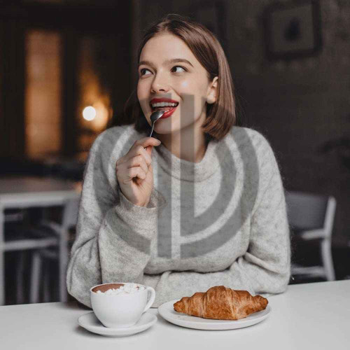 instagram gorseli kafede kruvasan yiyen kadin
