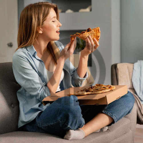 evde pizza yiyen kadin mutlu instagram fotograf