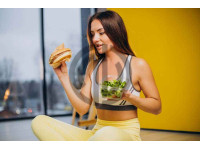 spor yapan kadin fotografi hamburger salata