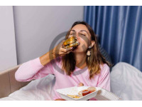 istahla hamburger yiyen kadin instagram postu