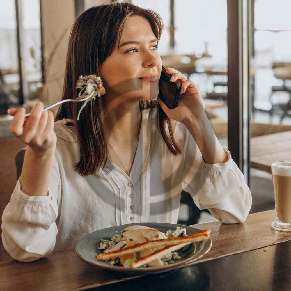 kahvalti yapan kadin fotografi instagram postu