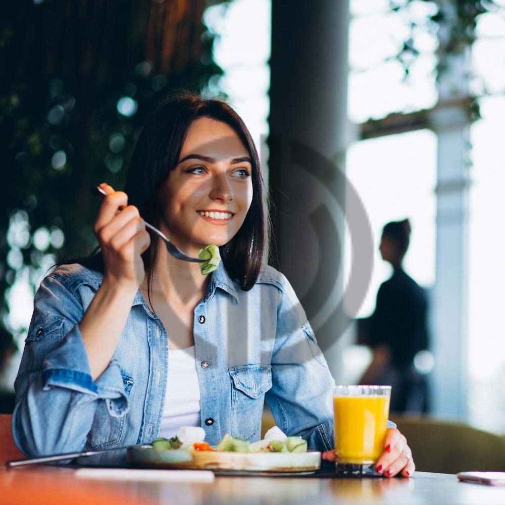 mutlu kadin saglikli yemek restoran instagram