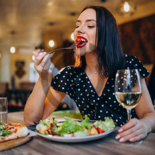 instagram yemek fotograflari yemek yiyen kadin