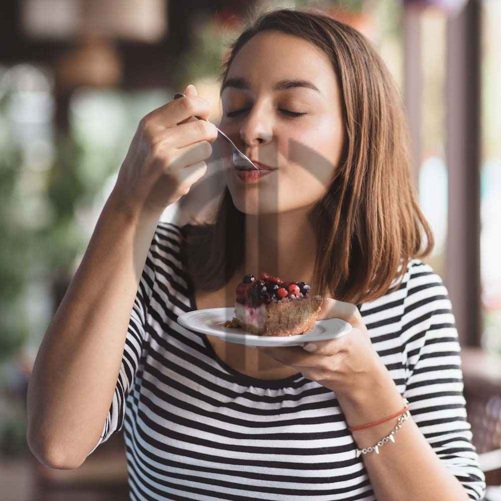 istahla kek yiyen kadin mutfakta elinde catal