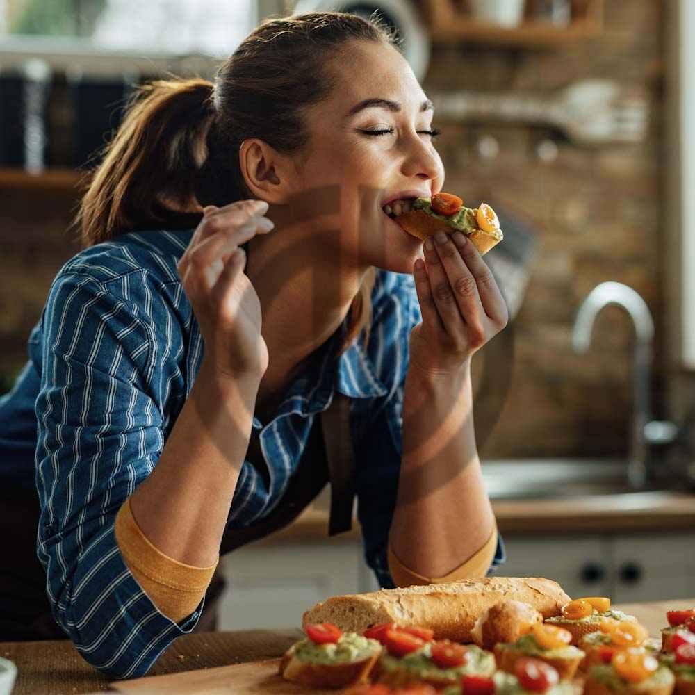 mutfakta yemek pisiren kadin fotograflari indir