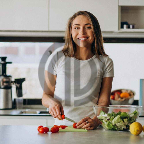 mutfakta yemek yapan kadin instagram konsept
