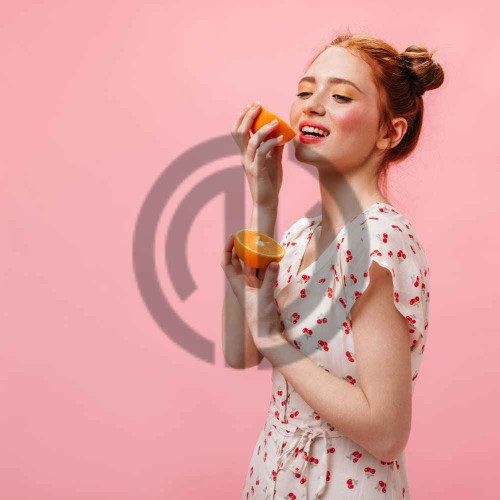 portakal yiyen kiz kadin pembe konsept fotograf