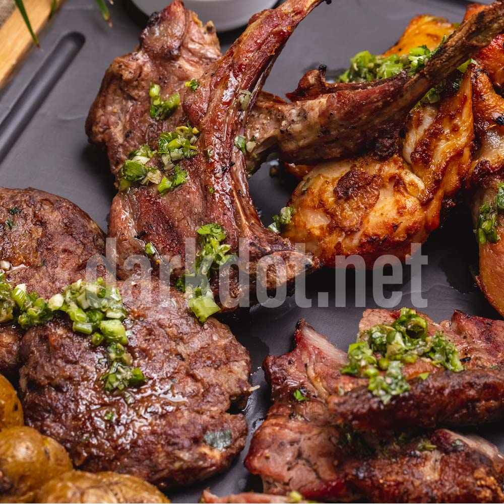 karisik izgara et tabagi menu siyah arka plan