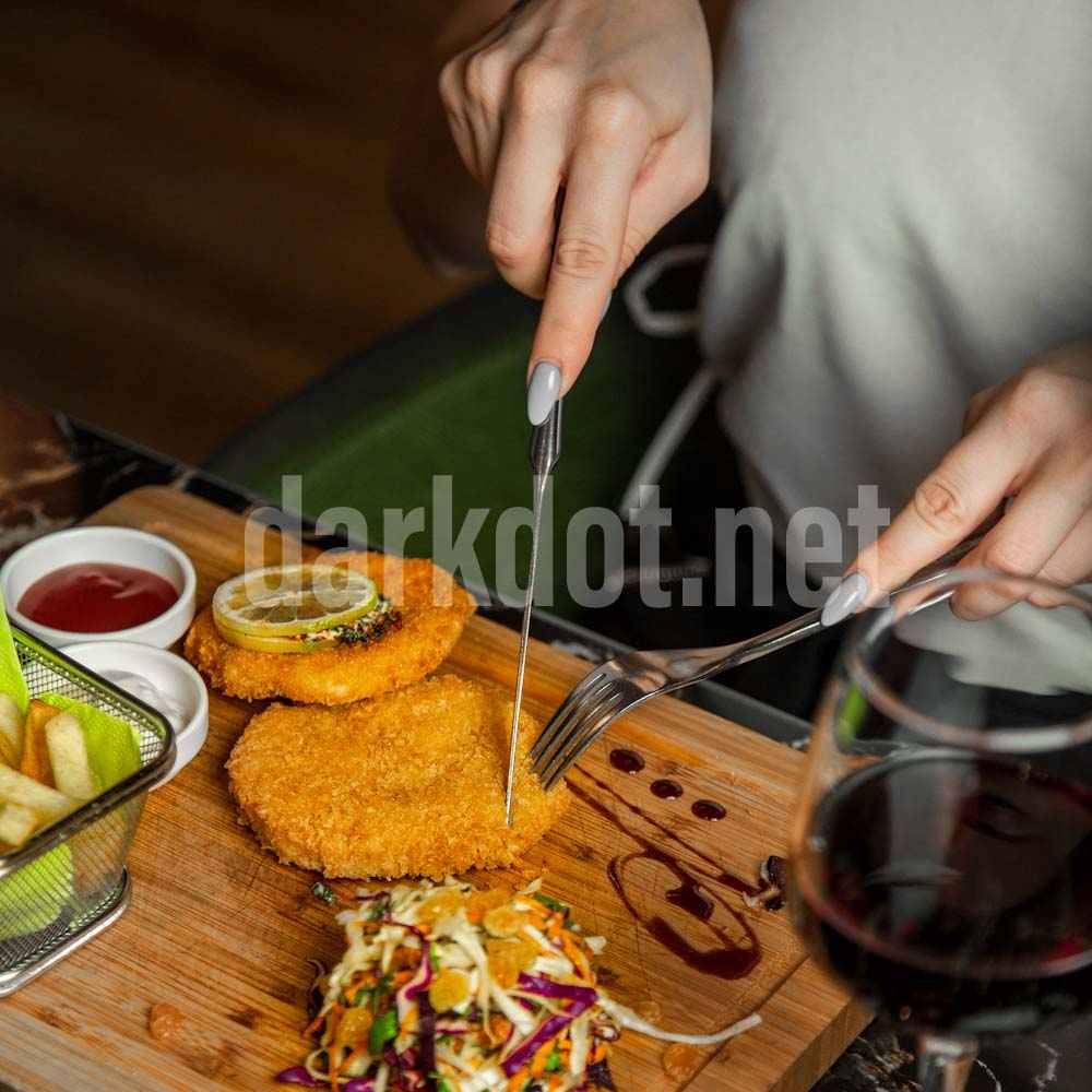 tavuk sinitzel yiyen kadin fotografi restoran