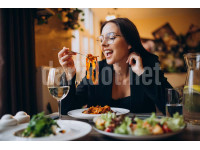 makarna yiyen kadin fotografi restoran masa