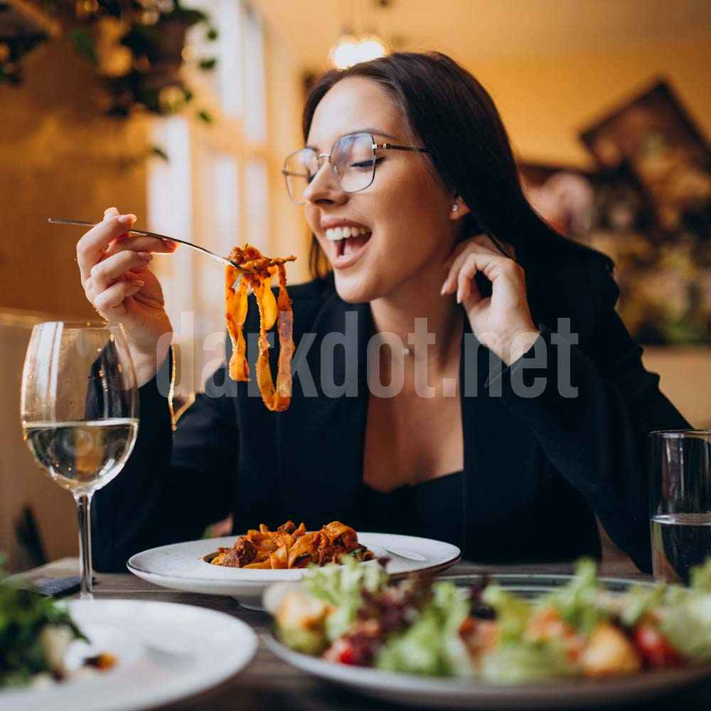 makarna yiyen kadin fotografi restoran masa