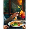 Restoranda makarna yiyen kadin fotografi