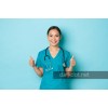 Gulumseyen kadin doktor okey isareti mavi