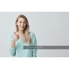 Gulumseyen genc kadin fotografi okey mockup