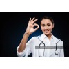 Kadin doktor fotografi elinde ilac mavi arkaplan