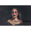 Kadin joker makyajli fotograf siyah arka plan