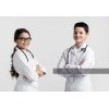 Cocuk doktorlar steteskoplu beyaz arkaplan