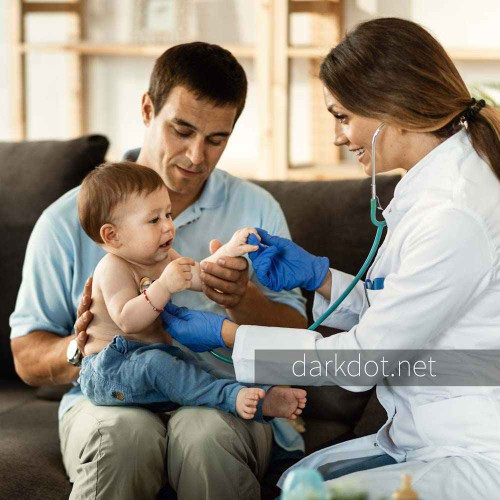 Bebek muayene kadin doktor evde babasiyla