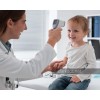 Bebek atesi olcen kadin doktor stok fotograflar