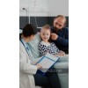Hastanede yatan bebek cocuk basinda doktoru