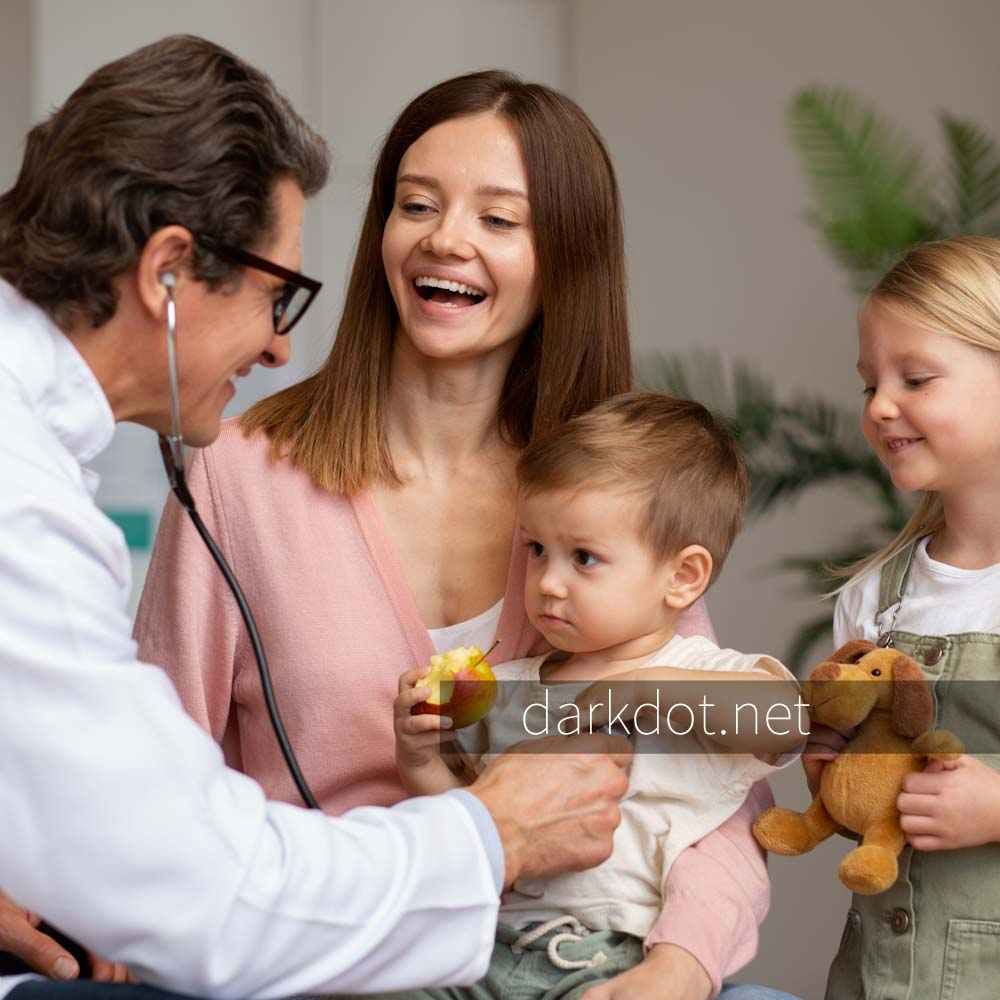 Genc anne pediatri doktoru ve hasta cocuk