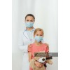 Kadin doktor maskeli kiz cocugu birlikte fotograf