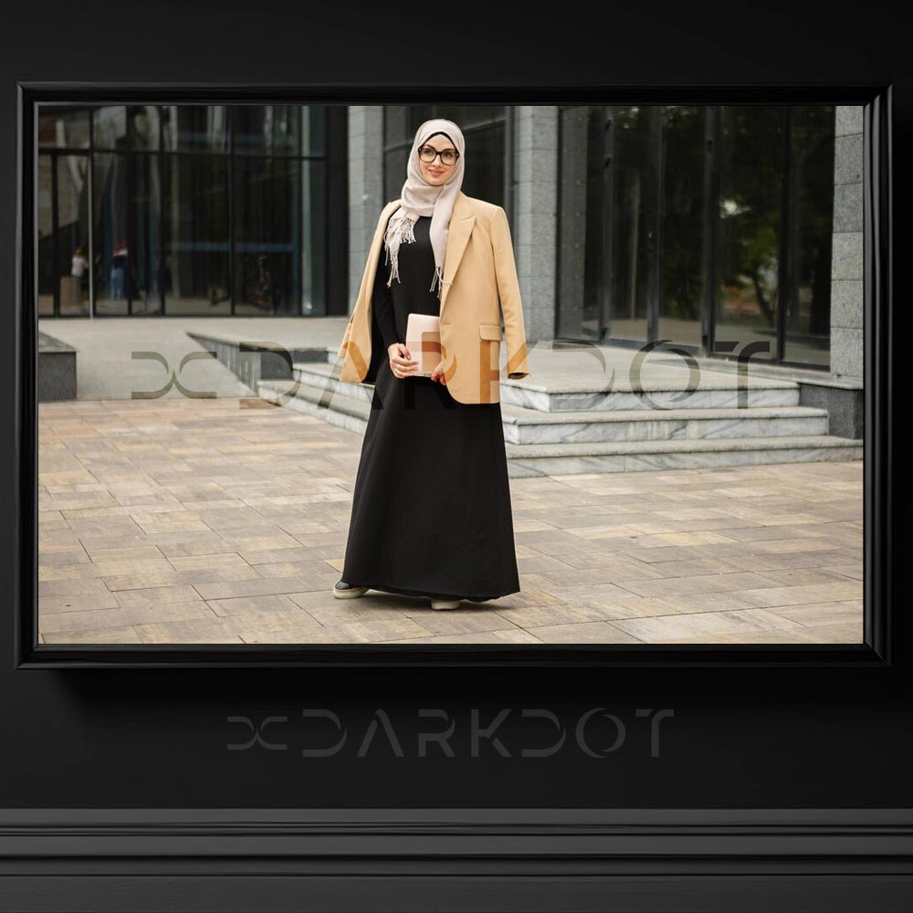 bas ortulu kapali kiz calisan kadin fotografi elinde laptop tutan kadin