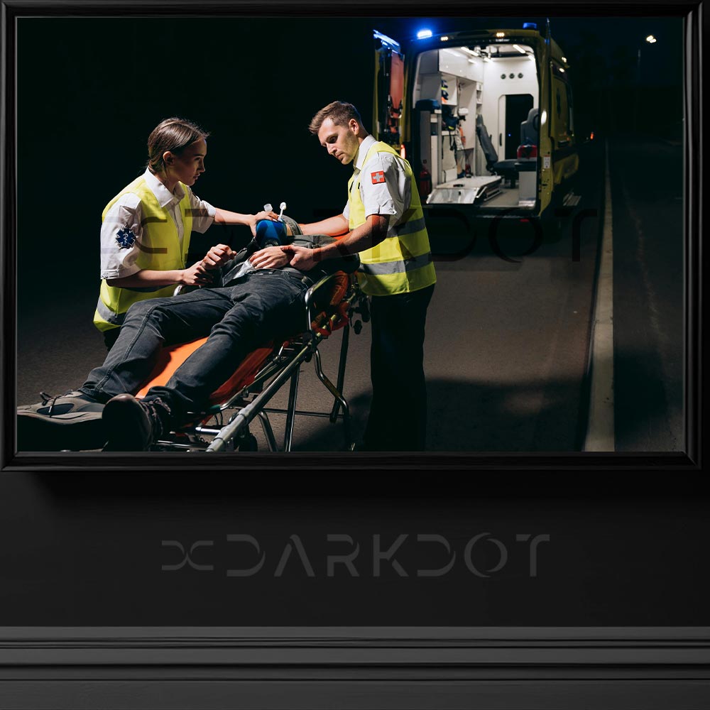 ambulans hemsiresi fotograflari hastayi sedyeyle ambulansa tasiyan tip teknisyeni