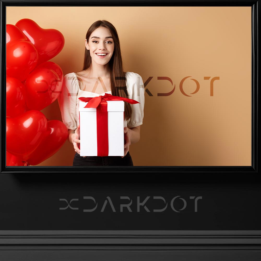 elinde hediye paketi tutan genc kiz sevgililer gunu fotografi banner resimleri