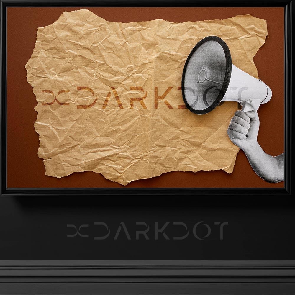 slogan atan insan elinde megafon tutan insan onunde pankart fotografi