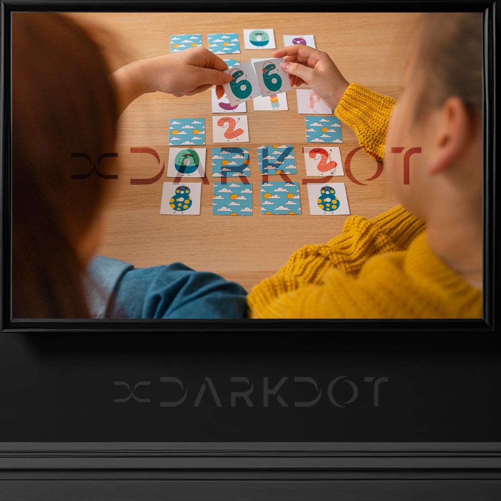 kart eslestirme oynayan cocuklar kart oyunlari oyun egitimi ogrenci fotograflari