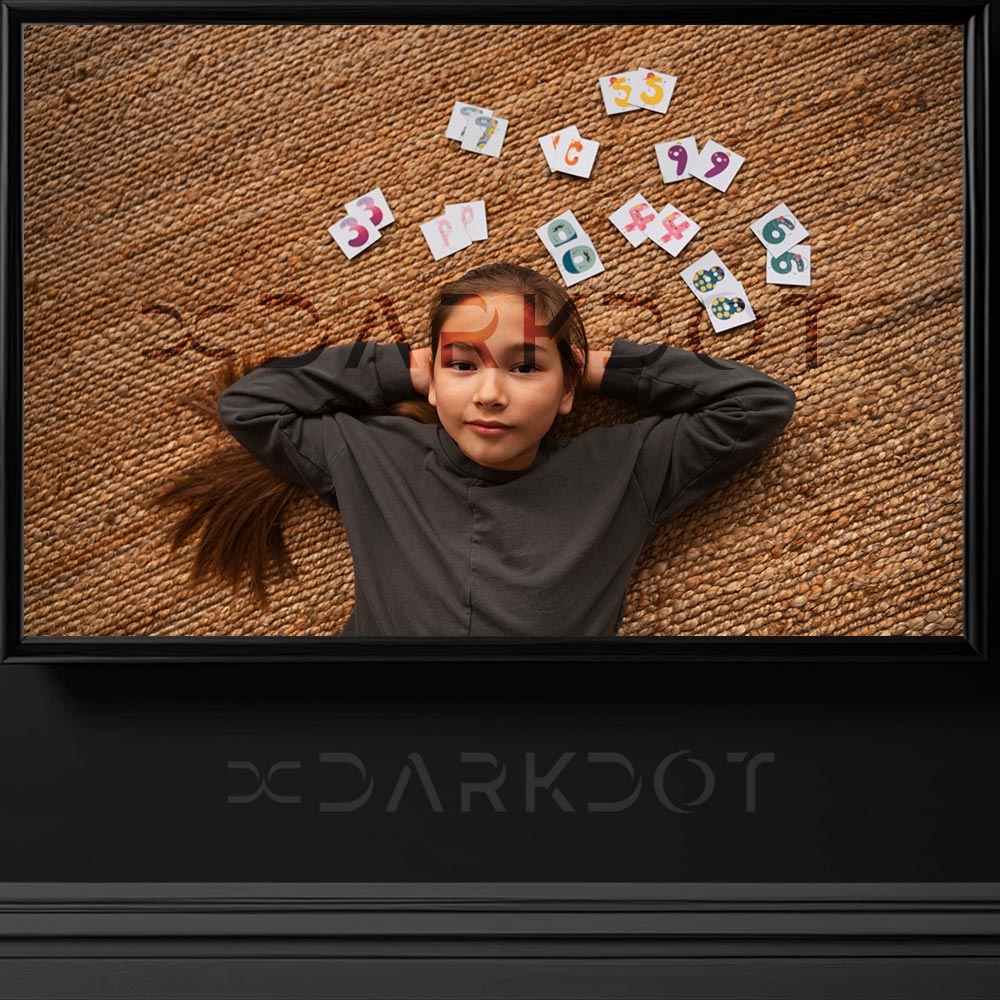 kucuk kiz ogrenci kart oyunu oynayan kucuk genc kiz fotografi