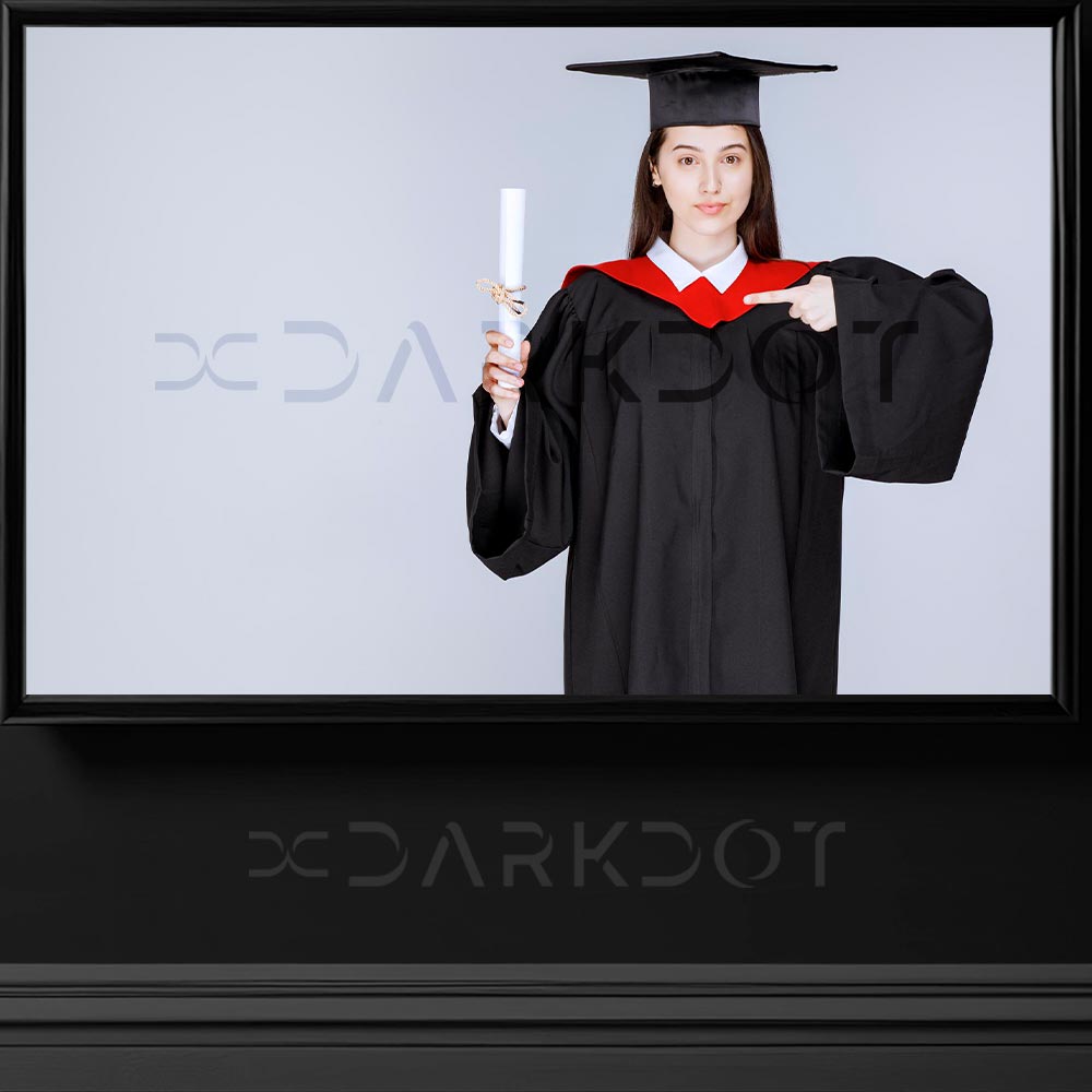 mezuniyet kiyafeti giymis ogrenci diploma almis genc kiz ogrenci