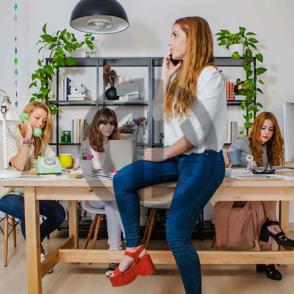 3169 kadin girisimci fotografi ofiste yogun calisan kadinlar birlikte grup calismasi