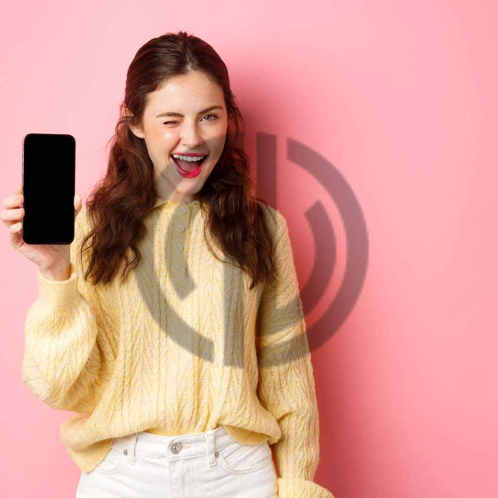 elinde cep telefonu tutan kadin pembe arkaplan